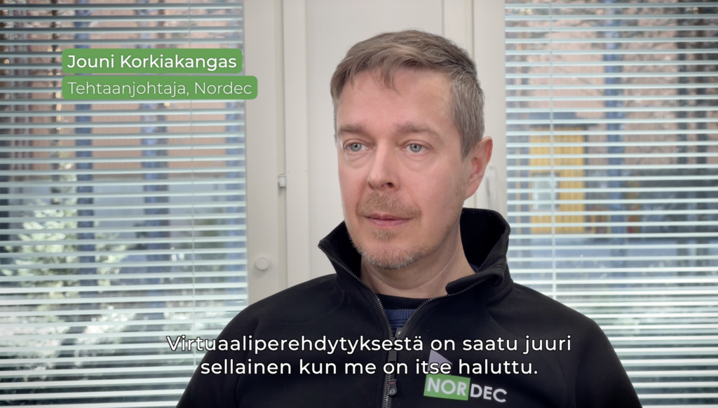 Nordecin Ylivieskan tehtaanjohtaja videolla kertomassa, miten he ovat käyttäneet virtuaalialustaa. Tekstitys Jounin puheesta: " Virtuaaliperehdytyksestä on saatu juuri sellainen kn me on itse haluttu."
